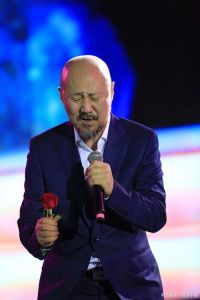 腾格尔_中国蒙古族歌手的声乐启蒙老师