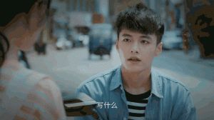 何与_多角色演绎，演艺之路上的成长与魅力