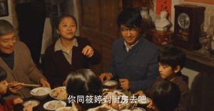 《小巷人家》_父母偏心下的家庭矛盾与和谐之道