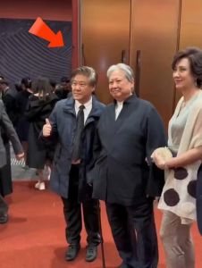 洪金宝高丽虹聚餐引关注，影坛巨匠从容生活展风采