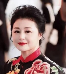 50岁于月仙车祸离世_谢大脚人生传奇与家庭情深