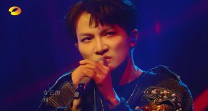 周深自己按门铃自己听创造营惊艳学员_家居生活与舞台魅力