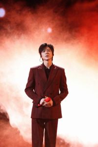 刘宇宁的红色麦克风_刘宇宁用6年旧麦感动粉丝，见证真情