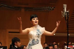 美声歌曲女声好听大气_美声女高音太治愈了！那高亢辽阔的声音让人舒服，抒情女中音更是韵味十足，民族流行皆宜，听歌是一种享受