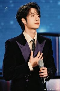 如何评价王一博的唱功_王一博唱跳Rap样样行，舞台魅力十足，未来可期！