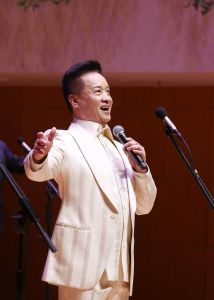 阎维文的唱法_阎维文歌声专业有感染力，民族与美声结合，舞台表现力强，但高音受限，教唱歌很有一套