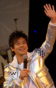 林志颖唱功属于什么水平_从青涩到成熟，他的歌声承载一代人青春记忆