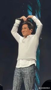 齐秦的唱功_华语乐坛传奇，唱功与创作俱佳，引领潮流影响深远