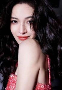 钟楚曦Vogue盛典被嘲，网友起外号钟杵C，时尚圈或遭封杀？