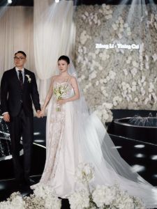 梁凯宁婚纱照曝光，透视婚纱显性感，与交往多年男友订婚！