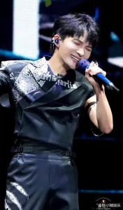 周深 音域_周深音域跨越三八个度，高音穿透力强，实力歌手！