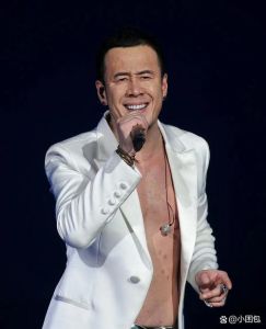 杨坤为什么嗓子做手术_杨坤嗓音变化多，从干净到沙哑成特色，经历坎坷靠坚持走到今