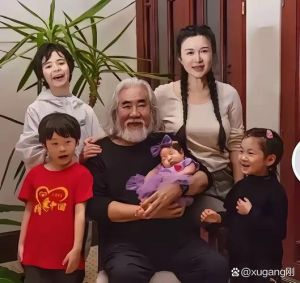 张纪中女儿小龙珠被网暴，妻子杜星霖报警保护一岁女儿