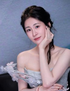 张碧晨是大嗓还是小嗓_华语乐坛独特魅力嗓音，谁听谁忘不了！