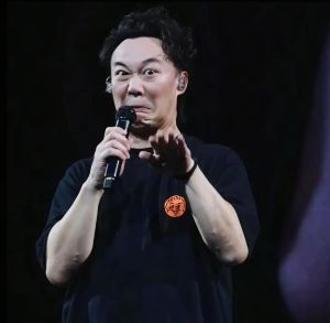 陈奕迅华语乐坛地位_华语乐坛实力歌神，情感共鸣，风格多变，经典永流传