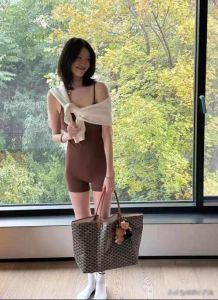 何穗产后秀身材引争议，有人觉得刻意炫耀