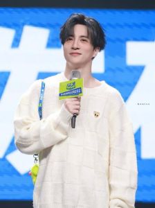 薛之谦是音域_薛之谦唱歌调单一，吉他不行，写歌老一套，专业上差点火候