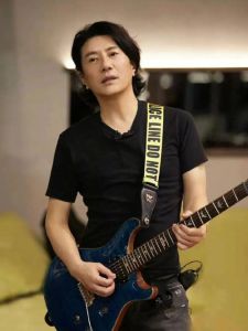 郑钧和许巍谁更厉害_中国摇滚传奇，诗意与激情的碰撞