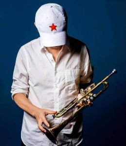 崔健和赵本山谁厉害_东北人的活菩萨，搞笑又有人脉，徒弟遍天下！