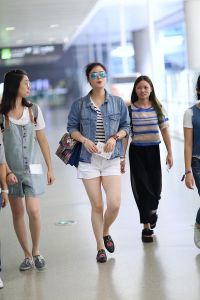 蒋欣机场街拍，简约大方，贴纸行李箱太可爱